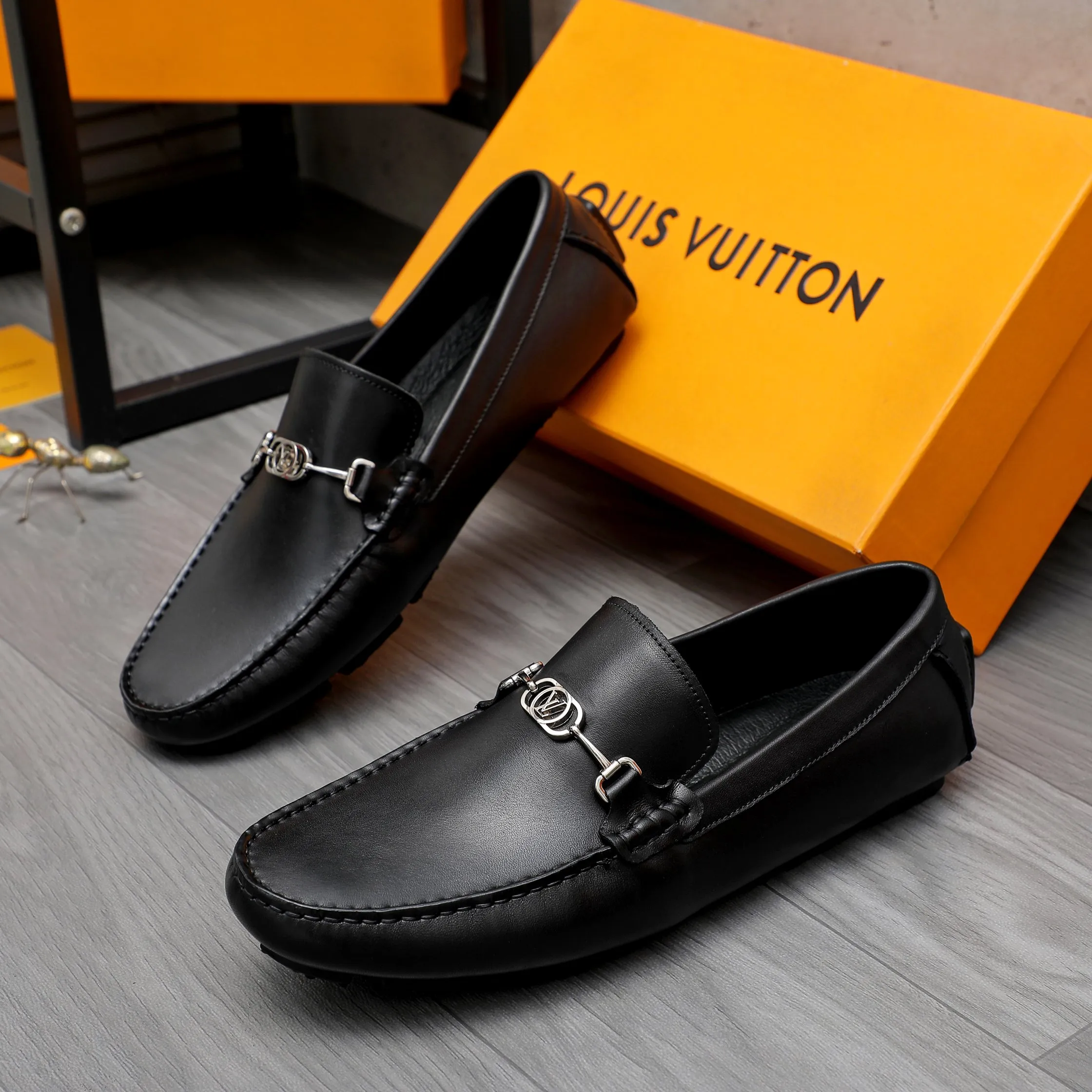 Men's shoes 💰400 Product trademark: LV "Louis Vuitton" casual slip-on shoes Regular size: 38-45 (45 is custom-made and non-returnable) Product materials: Selected high-quality cowhide upper, pigskin lining, original non-slip outsole
